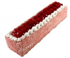 Geleneksel Tariflerle 4-6 Kişilik Çilekli Baton Yaş Pasta pasta